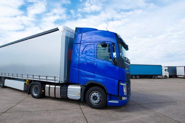 camion-vehiculo-largo-listo-entregar-transportar