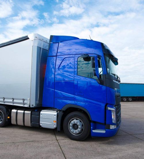 camion-vehiculo-largo-listo-entregar-transportar