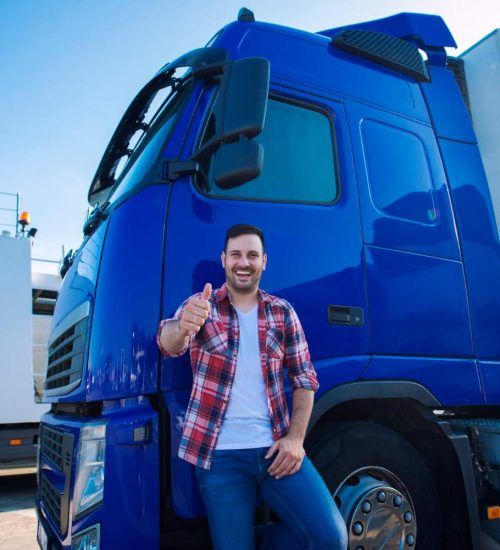 conductor-camion-profesional-delante-vehiculo-transporte-largo-sosteniendo-pulgares-arriba-listo-nuevo-viaje