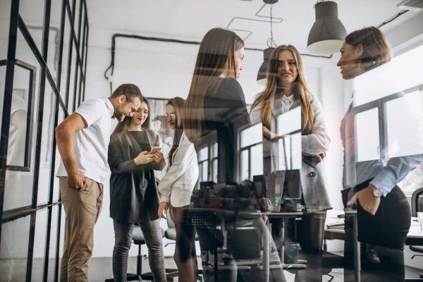 grupo-personas-trabajando-plan-negocios-oficina